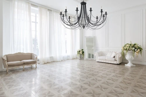 duzy-czarny-zyrandol-w-salonie