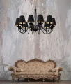 duzy-czarny-zyrandol-12-ramienny-w-salonie