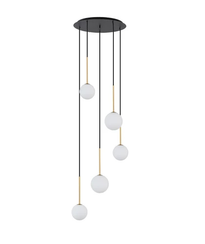 Lampa-wiszaca-z-bialymi-kloszami