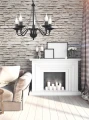 czarny-zyrandol-w-pokoju-z-kominkiem