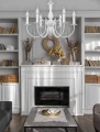bialy-zyrandol-w-salonie.jpg