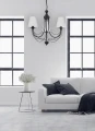 czarno-bialy-zyrandol-w-salonie.jpg