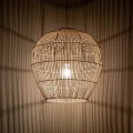 zapalona-lampa-z-azurowym-abazurem