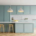bezowa-lampa-wiszaca-w-kuchni-nad-blatem-roboczym