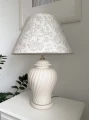elegancka-lampa-z-lnianym-abazurem.jpg