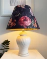 zapalona-lampa-z-czarnym-abazurem-w-kwiaty.jpg