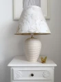 kremowa-lampa-ceramiczna-z-eleganckim-abazurem.jpg