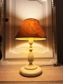 malka-lampka-nocna-z-zapalonym-abazurem.jpg