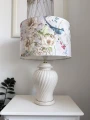 elegancka-lampa-z-wzorzystym-abazurem.jpg