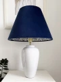 granatowy-aksamitny-abazur-stozek-na-bialej-lampie.jpg