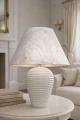 piekna-lampa-ceramiczna-duza-w-klasycznym-salonie.jpg
