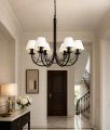 elegancki-zyrandol-w-przestronnym-holu.jpg