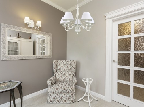 bialy-zyrandol-z-bialymi-abazurami